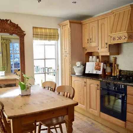 아파트 Elegant 2 Bedroom Coach House *