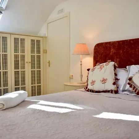 Elegant 2 Bedroom Coach House *