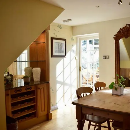 Elegant 2 Bedroom Coach House