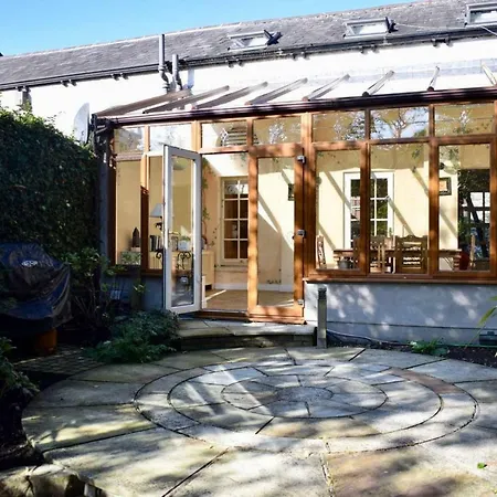 Elegant 2 Bedroom Coach House *