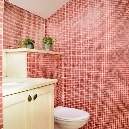 Elegant 2 Bedroom Coach House *