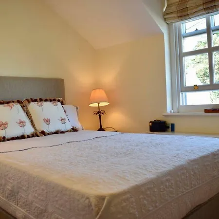 Elegant 2 Bedroom Coach House *