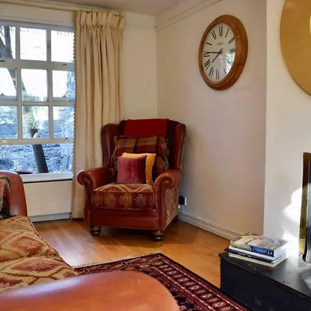 Elegant 2 Bedroom Coach House Apartment