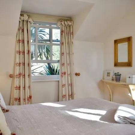 Elegant 2 Bedroom Coach House Apartment