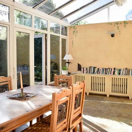 Elegant 2 Bedroom Coach House Apartment *